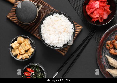 Composition avec différents plats chinois sur fond sombre Banque D'Images