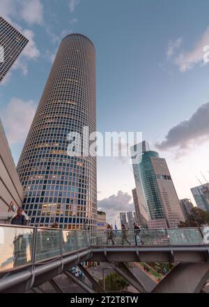 Tel Aviv, Israël - 19 octobre 2023 - vue aérienne des bâtiments et des environs autour de l'autoroute Ayalon la nuit. Banque D'Images