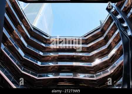 Intérieur du navire, structure remarquable et attraction touristique construite comme élément clé du projet de redéveloppement Hudson yards à Manhattan Banque D'Images