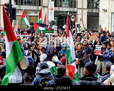 Londres, Royaume-Uni. 21 octobre 2023. Des dizaines de milliers de manifestants sont descendus dans les rues de Hyde Park à Piccadilly Circus pour montrer leur soutien aux Palestiniens pris dans la guerre en cours entre le Hamas et Israël. Les partisans se sont adressés au public, ont recueilli des dons et ont scandé des slogans contre l'occupation brutale et illégale de la Palestine par Israël. Banque D'Images