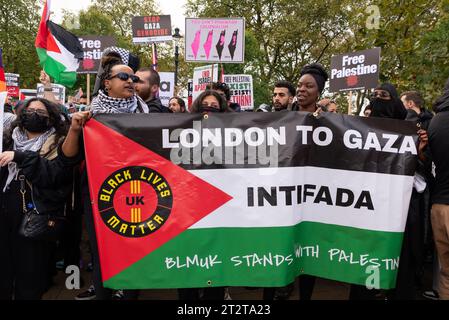 Hyde Park, Londres, Royaume-Uni. 21 octobre 2023. Une manifestation est en cours contre l'escalade de l'action militaire à Gaza alors que le conflit entre Israël et le Hamas se poursuit. Organisé par des groupes tels que Palestine Solidarity Campaign et Stop the War Coalition, intitulé « Marche nationale pour la Palestine » et avec des appels à « libérer la Palestine », « mettre fin à la violence » et « mettre fin à l’apartheid ». Bannière Black Lives Matter Banque D'Images