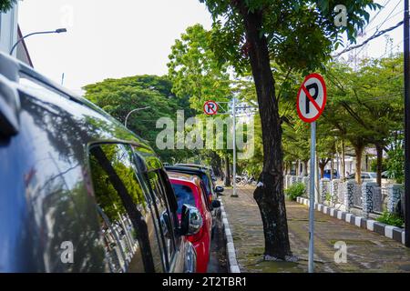 Violation des règles de stationnement : voiture garée dans une zone réglementée. Voiture garée illégalement dans une zone interdite Banque D'Images