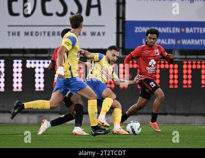 Bruxelles, Belgique. 21 octobre 2023. Erdon Daci de Westerlo se bat pour le ballon lors d'un match de football entre RWD Molenbeek et KVC Westerlo, samedi 21 octobre 2023 à Bruxelles, le jour 11 de la saison 2023-2024 de la Jupiler Pro League première division du championnat belge. BELGA PHOTO JOHN THYS crédit : Belga News Agency/Alamy Live News Banque D'Images