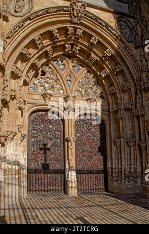 OVIEDO, ESPAGNE, 1 octobre 2023 : entrée principale de la cathédrale d'Oviedo Banque D'Images