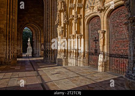 OVIEDO, ESPAGNE, 1 octobre 2023 : entrée principale de la cathédrale d'Oviedo Banque D'Images