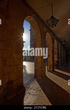 OVIEDO, ESPAGNE, 1 octobre 2023 : Arches de la mairie d'Oviedo et Plaza de la Constitucion au coucher du soleil Banque D'Images