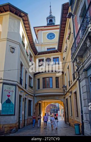 OVIEDO, ESPAGNE, 1 octobre 2023 : les rues de la vieille ville d'Oviedo gardent une ambiance médiévale pour les touristes. Banque D'Images