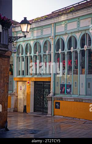 OVIEDO, ESPAGNE, 1 octobre 2023 : Mercado de El Fontan est la principale place couverte de la ville asturienne d'Oviedo Banque D'Images