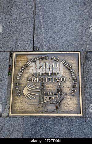 LUGO, le 4 octobre 2023 : Une plaque au sol indique que Lugo est sur la route primitive de Santiago, et un site du patrimoine mondial, montrant un dessin du Banque D'Images