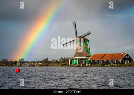 Paysage hollandais typique, moulin à vent historique à Zaanse Schans avec arc-en-ciel dans le ciel Banque D'Images