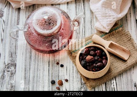 Théière avec baies saines - rowan, rosehip, myrtille, framboise, thé naturel aux herbes de canneberge. Thé vitaminé, immunostimulant. Banque D'Images