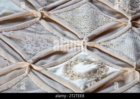 1980 Antique Cathedral Window Pattern Handmade Wedding Quilt, États-Unis Banque D'Images