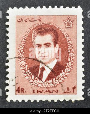 Timbre-poste annulé imprimé par l'Iran, qui montre le portrait de Mohammad Rezā Shāh Pahlavī (1919-1980), vers 1966. Banque D'Images