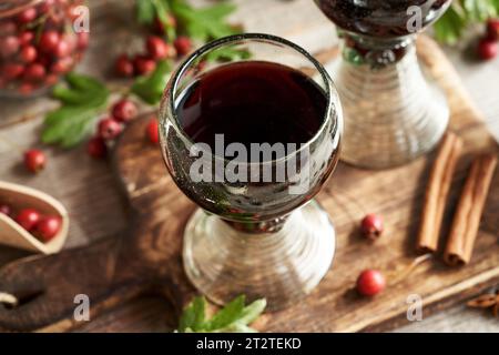 Vin médicinal à base d'aubépine fraîche ou de baies de Crataegus et d'épices Banque D'Images