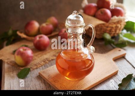Vinaigre de cidre de pomme dans une bouteille de verre Banque D'Images