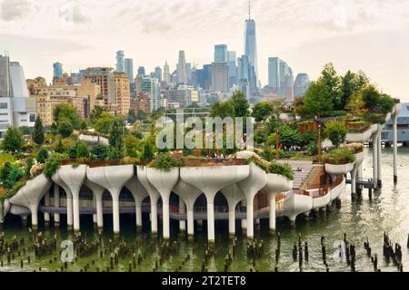 Little Island est une oasis urbaine unique située dans la région du parc de la rivière Hudson, 2023, New York City, États-Unis Banque D'Images