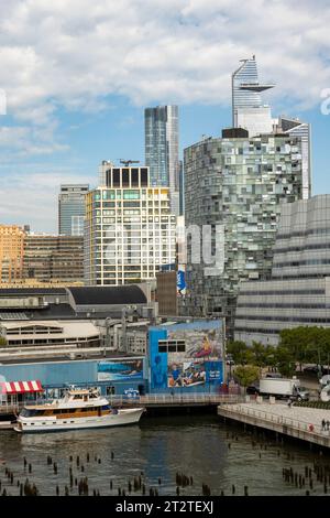 Les gratte-ciels des chantiers d'Hudson vus de la High Line, une ligne de train de marchandises élevée maintenant parc public, 2023, New York City, États-Unis Banque D'Images