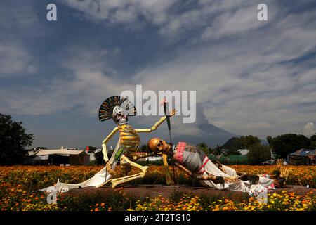 Non exclusif : 20 octobre 2023, État de Puebla, Mexique : des catrines monumentales avec diverses représentations de personnages ornent les champs et les lieux dans Th Banque D'Images