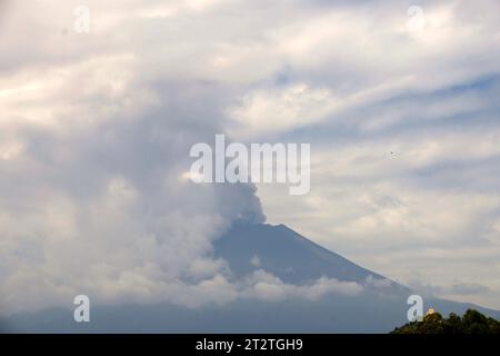 Atlixco City, Mexique. 21 octobre 2023. 20 octobre 2023, État de Puebla, Mexique : le volcan Popocatepetl vu de la municipalité d'Atlixco dans l'État de Puebla. Le 20 octobre 2023, dans l'État de Puebla, au Mexique (photo de Luis Barron/Eyepix Group). Crédit : EYEPIX Group/Alamy Live News Banque D'Images