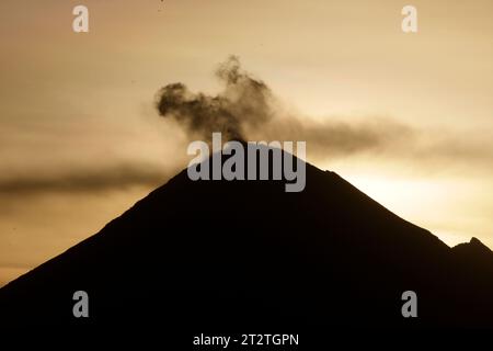 Atlixco City, Mexique. 21 octobre 2023. 20 octobre 2023, État de Puebla, Mexique : le volcan Popocatepetl vu de la municipalité d'Atlixco dans l'État de Puebla. Le 20 octobre 2023, dans l'État de Puebla, au Mexique (photo de Luis Barron/Eyepix Group). Crédit : EYEPIX Group/Alamy Live News Banque D'Images