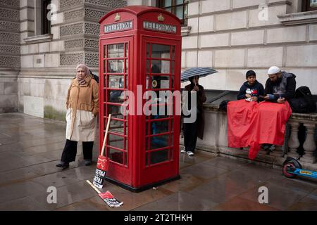 Les manifestants pro-palestiniens défilent dans le centre de Londres pour la deuxième semaine consécutive après les attaques du Hamas contre Israël, le 21 octobre 2023, à Londres, en Angleterre. La police du met a estimé que 100 000 000 personnes ont participé à la manifestation dans la capitale, le deuxième événement de masse de ce type en une semaine. Banque D'Images