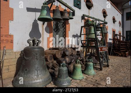 La Fonderie pontificale de cloches Marinelli est une entreprise métallurgique italienne familiale, basée à Agnone, spécialisée dans la coulée de cloches. Banque D'Images