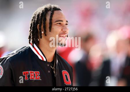 Columbus, États-Unis. 21 octobre 2023. L'ancien quarterback des Buckeyes de l'Ohio State et l'actuel quarterback des Texans de Houston, CJ Stroud, se promène sur le terrain avant le match des Buckeyes contre les Nittany Lions de Penn State à Columbus, Ohio, le samedi 21 octobre 2023. Photo de Aaron Josefczyk/UPI crédit : UPI/Alamy Live News Banque D'Images