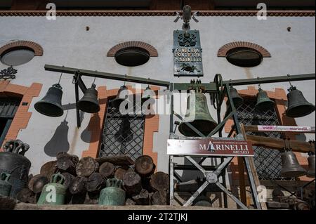 La Fonderie pontificale de cloches Marinelli est une entreprise métallurgique italienne familiale, basée à Agnone, spécialisée dans la coulée de cloches. Banque D'Images