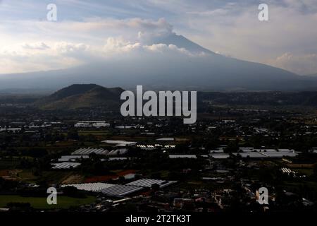 Atlixco City, Mexique. 21 octobre 2023. 20 octobre 2023, État de Puebla, Mexique : le volcan Popocatepetl vu de la municipalité d'Atlixco dans l'État de Puebla. Le 20 octobre 2023 dans l'État de Puebla, au Mexique (photo de Luis Barron/Eyepix Group/Sipa USA). Crédit : SIPA USA/Alamy Live News Banque D'Images