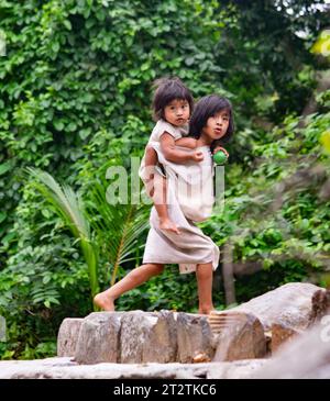 Enfants Kogi à la Sierra de Santa Marta Banque D'Images