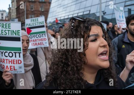 Glasgow, Écosse, Royaume-Uni. 21 octobre 2023. Les personnes soutenant la Palestine assistent à un rassemblement à Buchanan Steps pour protester contre le conflit israélo-palestinien en cours, puis descendent dans les rues pour marcher vers George Square. Crédit : SKULLY/Alamy Live News Banque D'Images