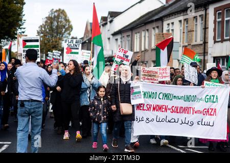 CARDIFF, PAYS DE GALLES. 21 octobre 2023. Les manifestants défilent de l'hôtel de ville de Cardiff au Senedd en solidarité avec Gaza et la Palestine en raison du soutien récent du gouvernement britannique à Israël. Banque D'Images