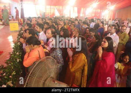 Dhaka bangladesh 21 octobre 2023Dispositifs prient au Banani Puja Mandap sur Mahasaptami, le deuxième jour de Durga Puja, la plus grande fête religieuse Banque D'Images