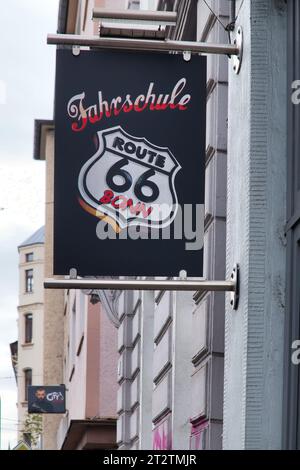 Bonn, Allemagne - 16 avril 2021 : panneau d'école de conduite sur un bâtiment à Bonn, Allemagne. Banque D'Images