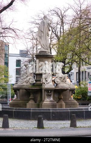 Bonn, Allemagne - 16 avril 2021 : statue avec des hommes un jour de printemps à Bonn, Allemagne. Banque D'Images