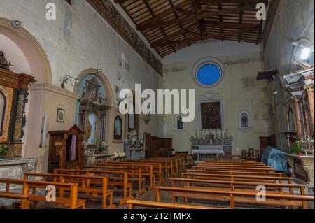 La date de fondation de l'église de Santa Chiara remonte à 1275 et c'est Alferio di Isernia, à ses frais, qui a construit l'église, sur Banque D'Images