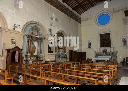 La date de fondation de l'église de Santa Chiara remonte à 1275 et c'est Alferio di Isernia, à ses frais, qui a construit l'église, sur Banque D'Images