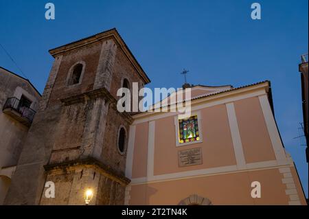 La date de fondation de l'église de Santa Chiara remonte à 1275 et c'est Alferio di Isernia, à ses frais, qui a construit l'église, sur Banque D'Images