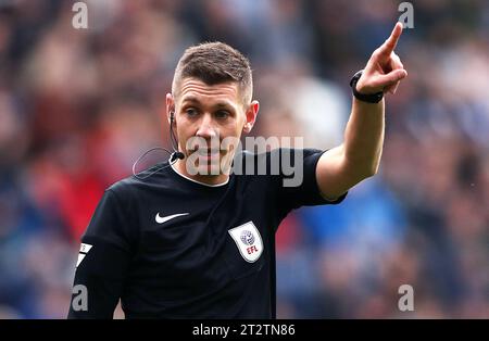 Arbitre Matt Donohue lors du match Sky Bet Championship match à Deepdale, Preston. Date de la photo : Samedi 21 octobre 2023. Banque D'Images