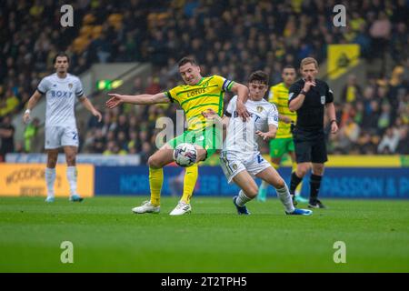 Norwich, Royaume-Uni. 21 octobre 2023RBUnited Daniel James et Norwich City Ben Gibson ont tous deux défié pour le ballon lors du Sky Bet Championship match entre Norwich City et Leeds United à Carrow Road, Norwich le samedi 21 octobre 2023. (Photo : David Watts | MI News) crédit : MI News & Sport / Alamy Live News Banque D'Images