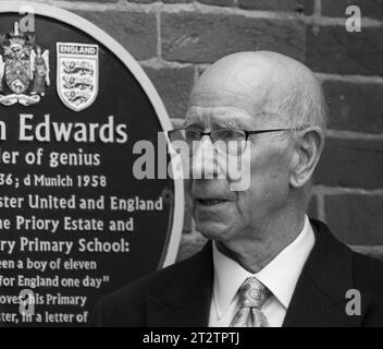 BOBBY CHARLTON MANCHESTER UNITED ET ANGLETERRE LÉGENDE DU FOOTBALL. Le 1 octobre 2016 (10 jours avant son 80e anniversaire), Bobby est venu sous la pluie battante pour dévoiler la plaque Duncan Edwards au Priory Park Dudley. Il était très aimable de sortir une deuxième fois pour rencontrer des fans et signer des autographes. Banque D'Images