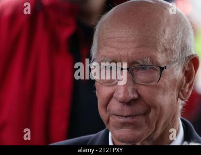 BOBBY CHARLTON MANCHESTER UNITED ET ANGLETERRE LÉGENDE DU FOOTBALL. Le 1 octobre 2016 (10 jours avant son 80e anniversaire), Bobby est venu sous la pluie battante pour dévoiler la plaque Duncan Edwards au Priory Park Dudley. Il était très aimable de sortir une deuxième fois pour rencontrer des fans et signer des autographes. Banque D'Images