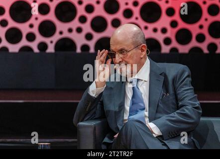 21 octobre 2023, Hesse, Frankfurt/main : Salman Rushdie, auteur britannique-indien/lauréat du Prix de la paix du German Book Trade 2023, est assis sur scène au Literature Talk. Lors du Gala de littérature de la Foire du livre, les invités littéraires parlent entre autres de leurs œuvres actuelles et des grands défis politiques et sociaux du présent et du futur. La 75e Foire du livre de Francfort a lieu du 18 au 22 octobre. Photo : Andreas Arnold/dpa Banque D'Images