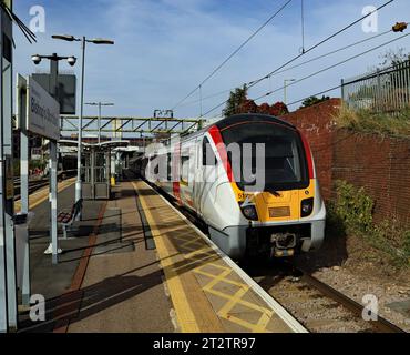 Un train du Grand Anglia, construit par Bombardier, se trouve à la gare de Bishop’s Stortford après être arrivé en service 12,30 heures depuis Stratford. Banque D'Images