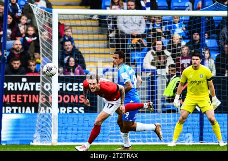 Peterborough, Royaume-Uni. 21 octobre 2023.Joe Low (17 Wycombe Wanderers) mène le ballon loin du but lors du match de Sky Bet League 1 entre Peterborough et Wycombe Wanderers à London Road, Peterborough le samedi 21 octobre 2023. (Photo : Kevin Hodgson | MI News) crédit : MI News & Sport / Alamy Live News Banque D'Images