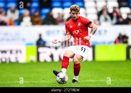 Peterborough, Royaume-Uni. 21 octobre 2023.Jasper Pattenden (31 Wycombe Wanderers) passe le ballon lors du match Sky Bet League 1 entre Peterborough et Wycombe Wanderers à London Road, Peterborough le samedi 21 octobre 2023. (Photo : Kevin Hodgson | MI News) crédit : MI News & Sport / Alamy Live News Banque D'Images