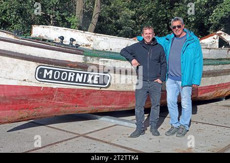 Erinnerung an die Flutkatastrophe 2021 Die Initiatoren zum Erhalt eines historischen Schiffes, Daniel Schäfer, Abteilungsleiter Catering und Betriebsverpflegung links und Heiner Mausehund rechts, Vorsitzender der Gesellschaft der neuen Arbeit stehen vor dem erschiff Motorschiff Moornixe, das auf dem Namen Baldeney im Jahre 1933 getauft wurde und auf dem gleichnamigen Essener See als Ausflugsschiff unterwegs war, trug zeitweilig den Namen Nixe und war eine Zeit lang in Ostfriesland. Nachdem das Schiff beim Hochwasser am 15. Juli 2021 Gesunken war, steht es heute kurz nach der Ankunft in einem Banque D'Images