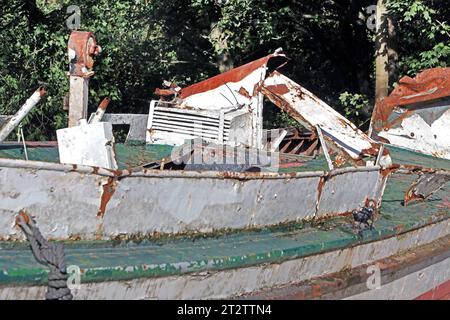 Erinnerung an die Flutkatastrophe 2021 Das erste Motorschiff Moornixe, das auf dem Namen Baldeney im Jahre 1933 getauft wurde und auf dem gleichnamigen Essener See als Ausflugsschiff unterwegs war, trug zeitweilig den Namen Nixe und war eine Zeit lang in Ostfriesland. Nachdem das Schiff beim Hochwasser am 15. Juli 2021 Gesunken war, steht es heute kurz nach der Ankunft weitgehend unbeachtet und in einem völlig zerstörten Zustand nahe dem Spillenburger Wehr neben der Ruhr. Essen Nordrhein-Westfalen Deutschland Westfalenstraße *** souvenir de la catastrophe des inondations en 2021 le premier navire à moteur Mo Banque D'Images