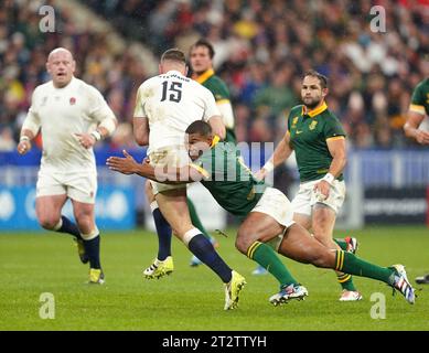 L'Anglais Freddie Steward affronté par le Sud-Africain Damian Willemse lors du match de demi-finale de la coupe du monde de Rugby 2023 au Stade de France à Saint-Denis. Date de la photo : Samedi 21 octobre 2023. Banque D'Images