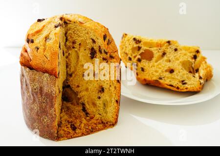 Pain sucré italien de Noël Panettone coupé en morceaux Banque D'Images